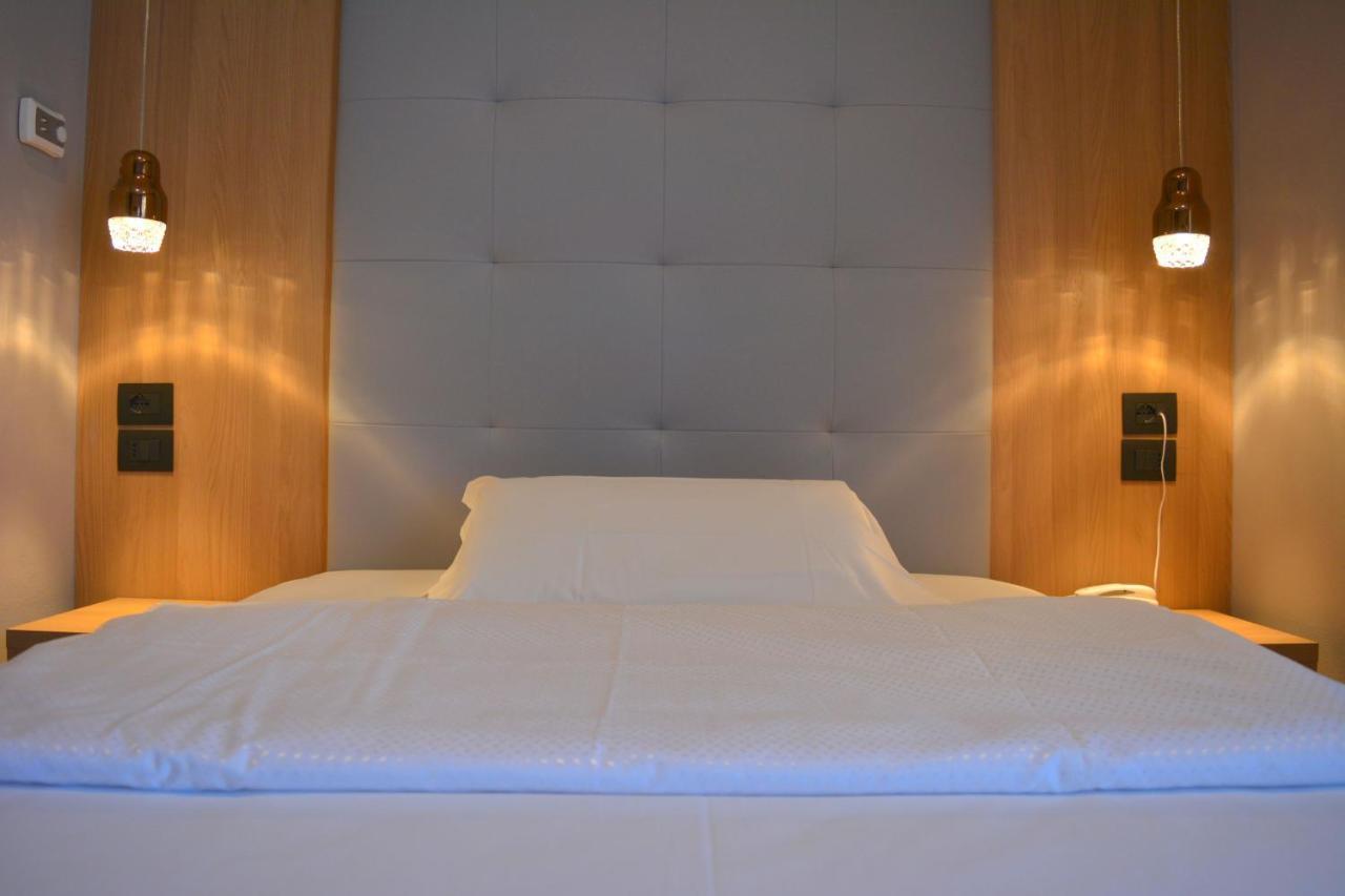 Hotel Virgilio Riva del Garda Esterno foto