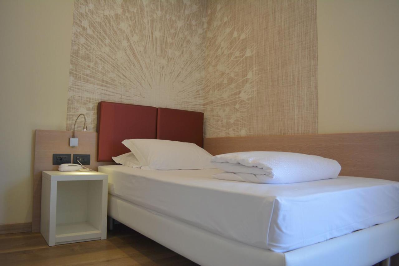 Hotel Virgilio Riva del Garda Esterno foto