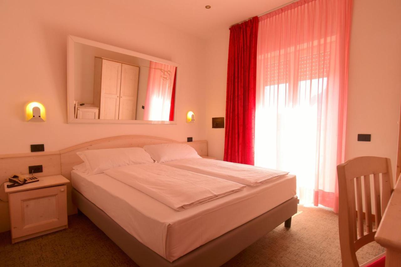 Hotel Virgilio Riva del Garda Esterno foto